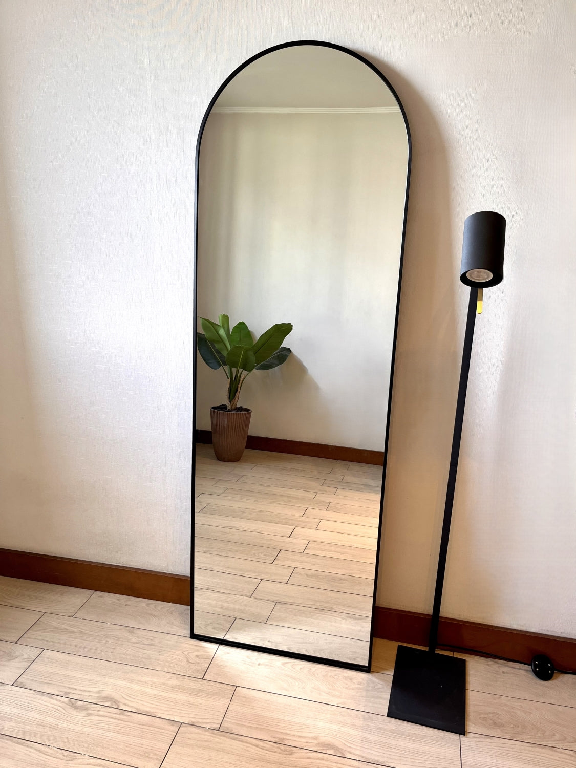 Espejo Metálico Arco 56x168 cm Piso y Pared Polaris